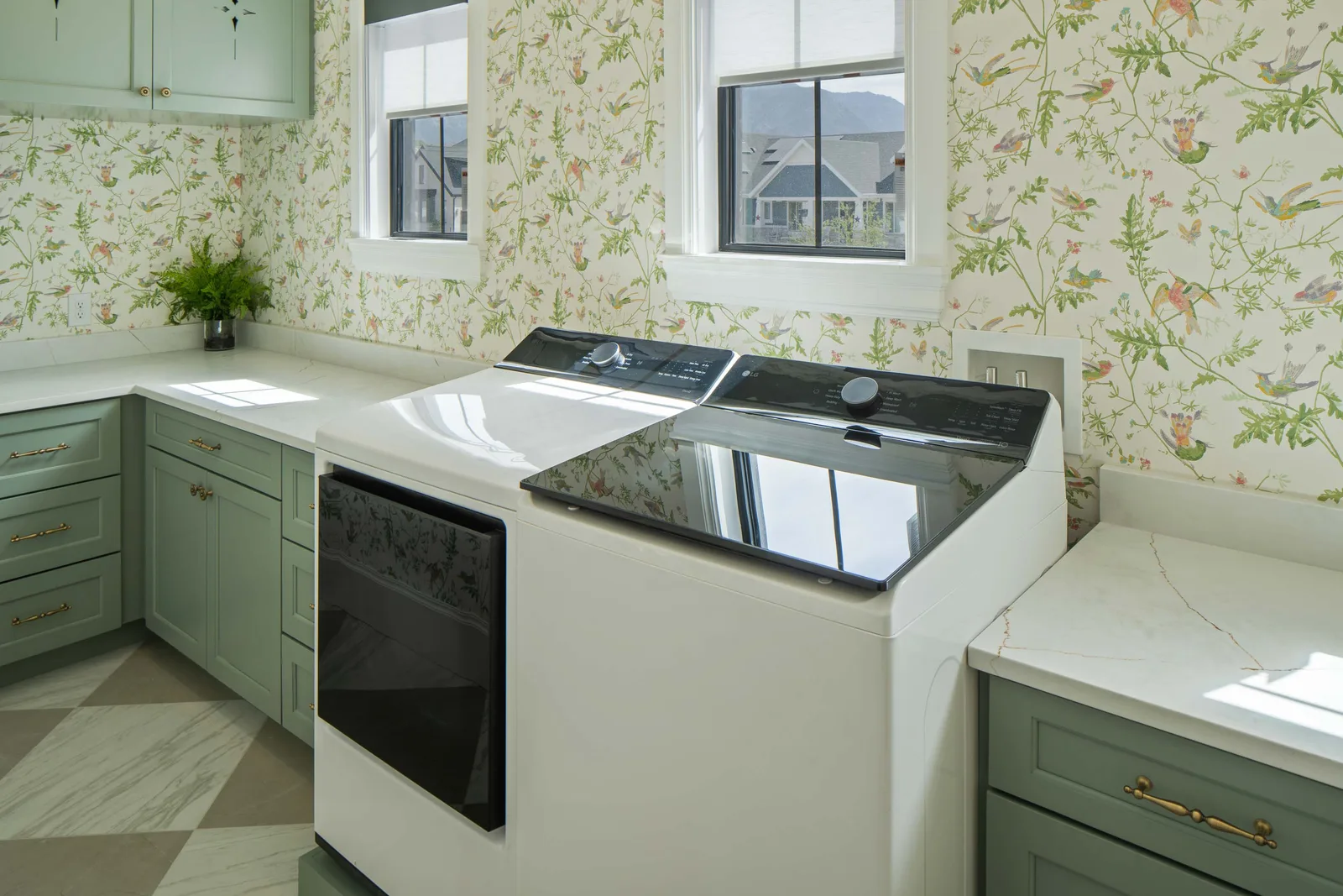 Bird-wallpaper laundry room