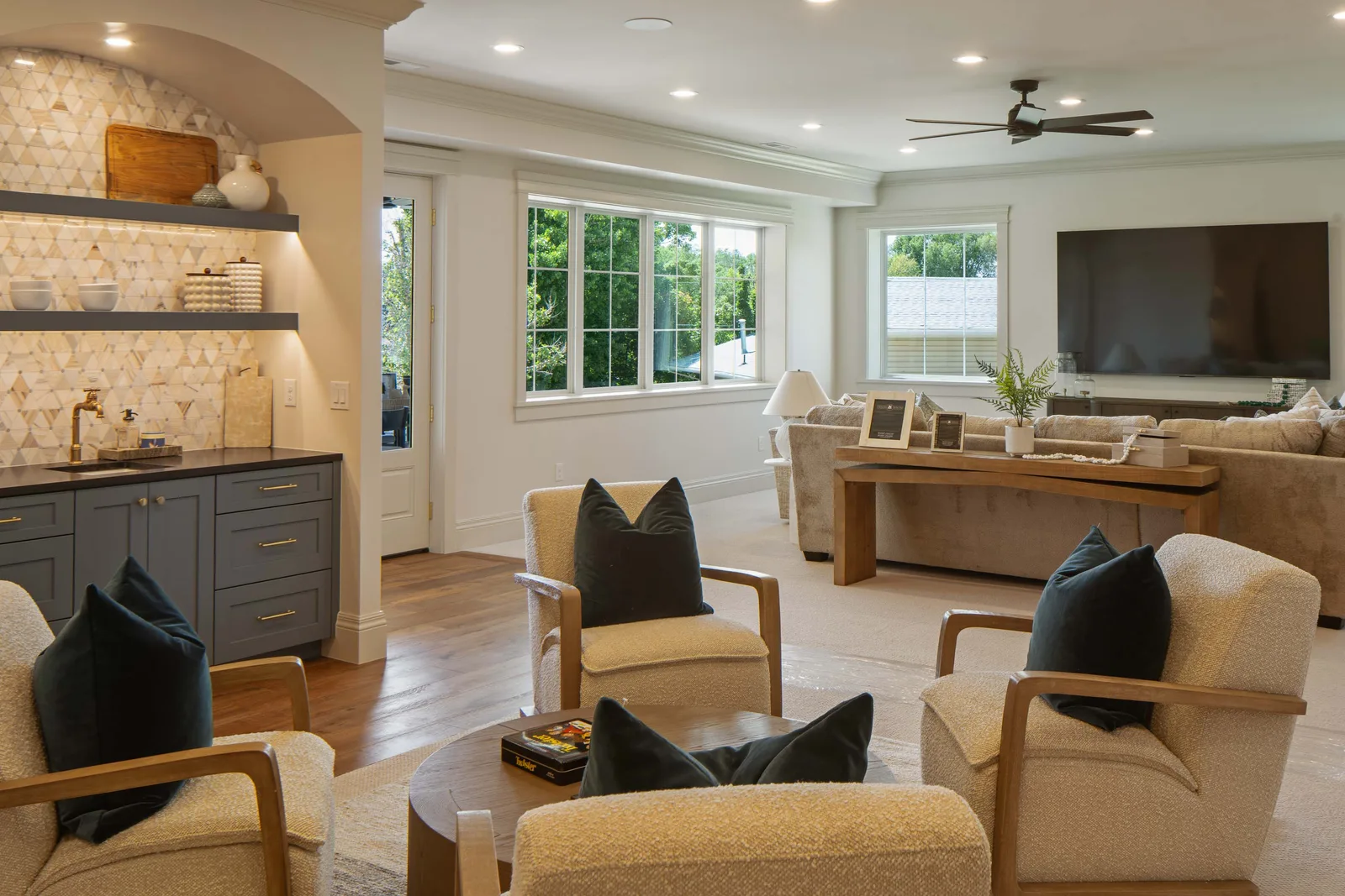 Basement lounge & wet bar