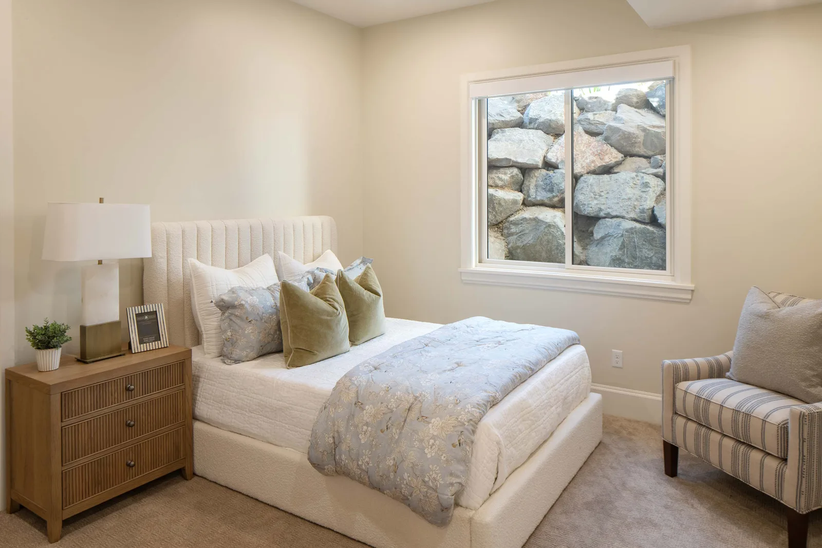 Boucle bed, blue bedding