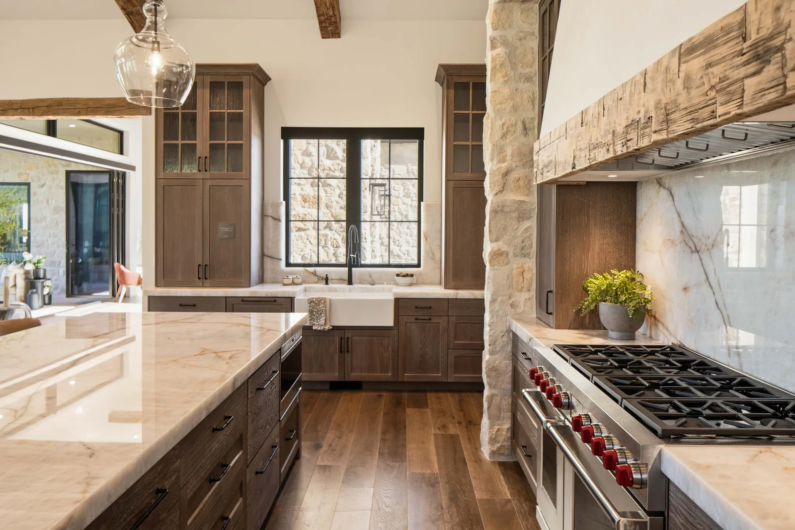 Range wall, apron sink